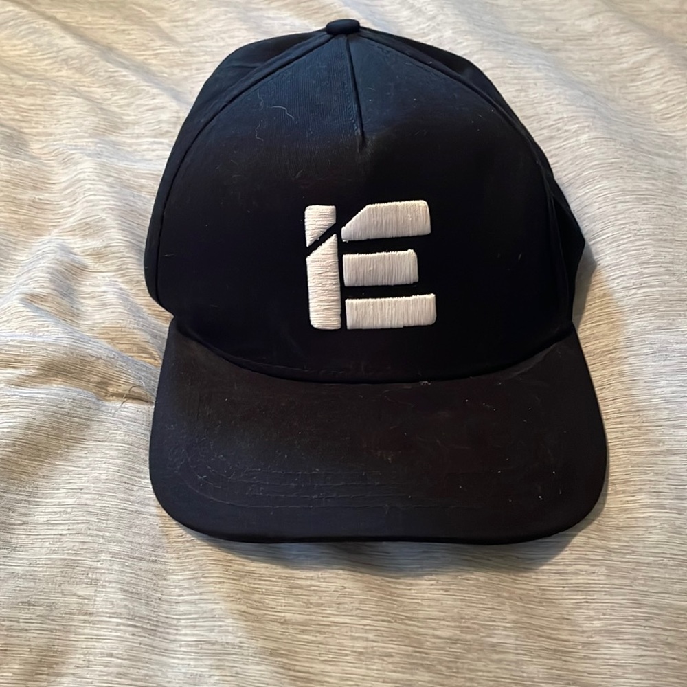 Black snap back hat